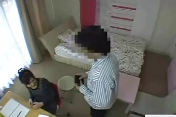 अपने पिता के नए कपड़ों पर काम कर अंग्रेजी बीएफ मूवी रहे छात्र
