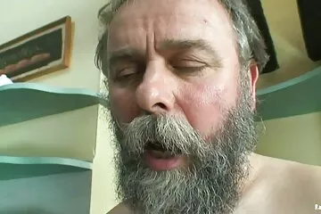 उसने मेरी सौतेली बहन को बुरे व्यवहार के लिए दंडित किया सेक्सी बीएफ मूवी ।