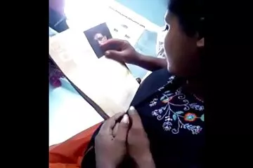 वह 69 वें स्थान पर बीएफ सेक्सी मूवी मूवी निप्पल पर अपना चेहरा रखता है ।